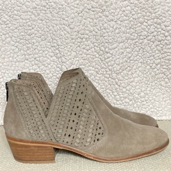 Vince Camuto Womens Taupe Prasata Suede Cutout Ankle Boots Booties SZ US 10M - Picture 1 of 12